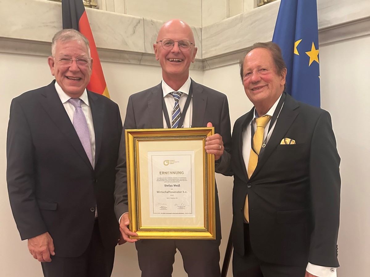 Christoph Ahlhaus (l.) und Hans-Josef Döllgen (r.) gratulieren Stefan Weiß, Geschäftsführer der medika Medizintechnik GmbH, zur Ernennung zum Wirtschaftssenator h.c. | BERLINboxx